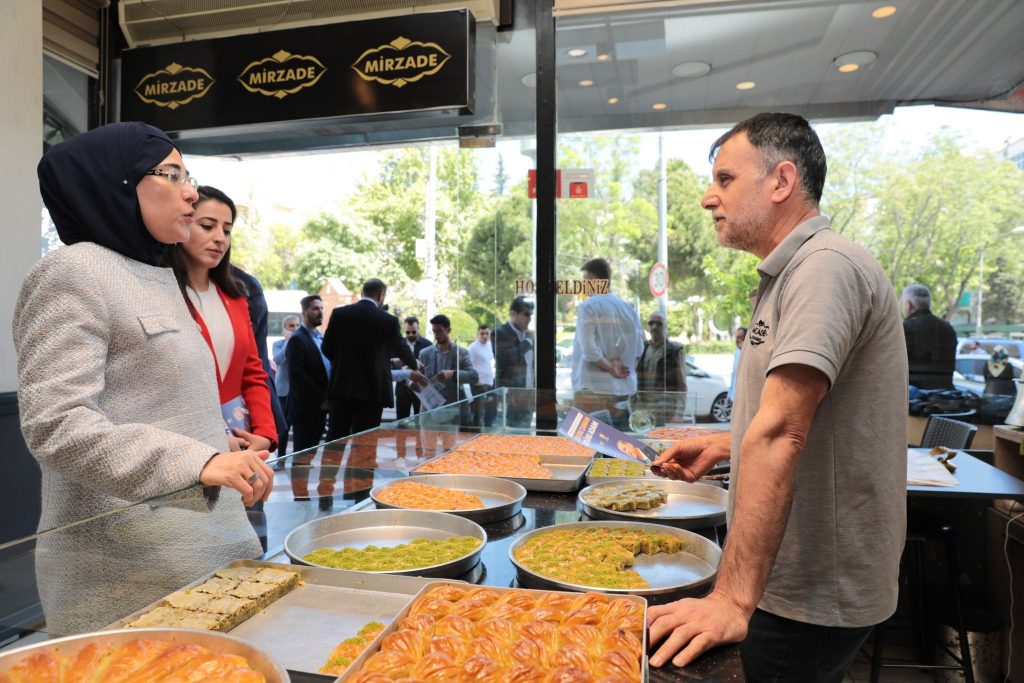 Kadınların Gururu Urfa’nın Umudu Vekil Adayı Yazmacı Esnaf Ziyaretin’de