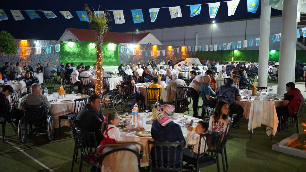 İYİ PARTİ ADAYI YETİM ENGELLİLER İLE BİR ARAYA GELDİ