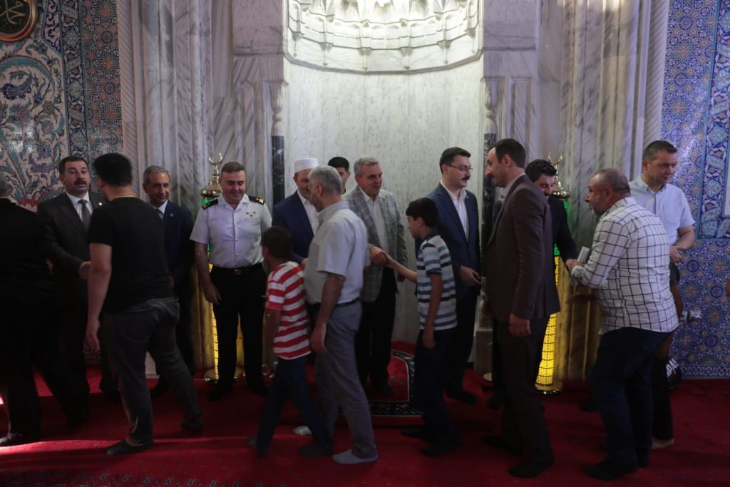 BAŞKAN BEYAZGÜL VATANDAŞLARLA BAYRAMLAŞTI