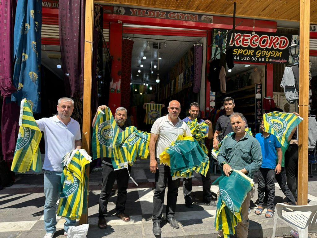 BÜYÜKŞEHİR BELEDİYESİNDEN ESNAFA ŞANLIURFASPOR BAYRAĞI