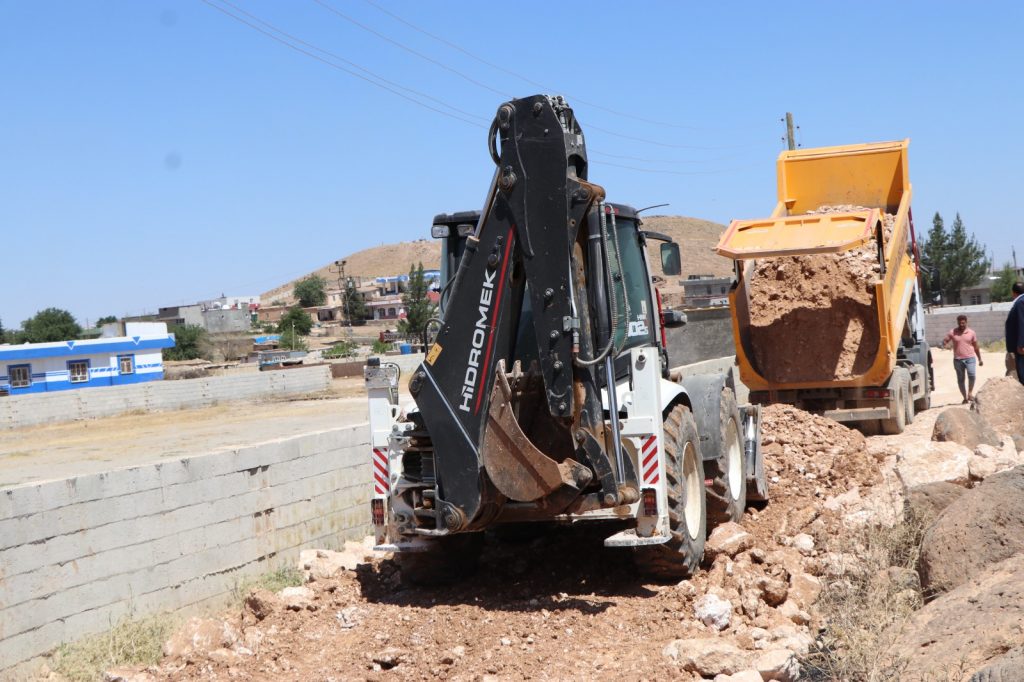 VİRANŞEHİR BELEDİYESİNDEN KIRSAL MAHALLE İÇİ YOLLARDA STABİLİZE YOL ÇALIŞMASI