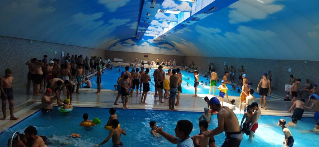 SICAK HAVA BUNALTTI VATANDAŞLAR BÜYÜKŞEHİR’İN HAVUZLARINA KOŞTU