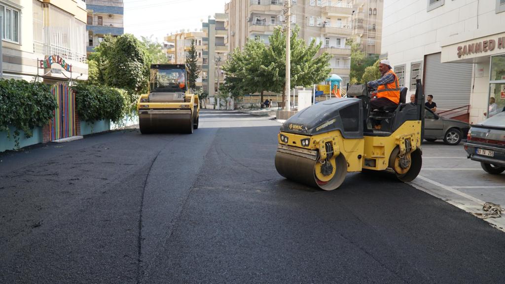 HALİLİLİYE’DE SICAK ASFALT ÇALIŞMALARIYLA ULAŞIM RAHATLIYOR