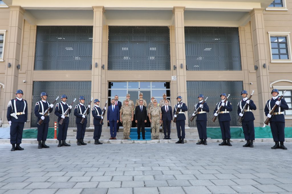 VALİ ŞILDAK İL EMNİYET MÜDÜRLÜĞÜ VE İL JANDARMA KOMUTANLIĞINI ZİYARET ETTİ