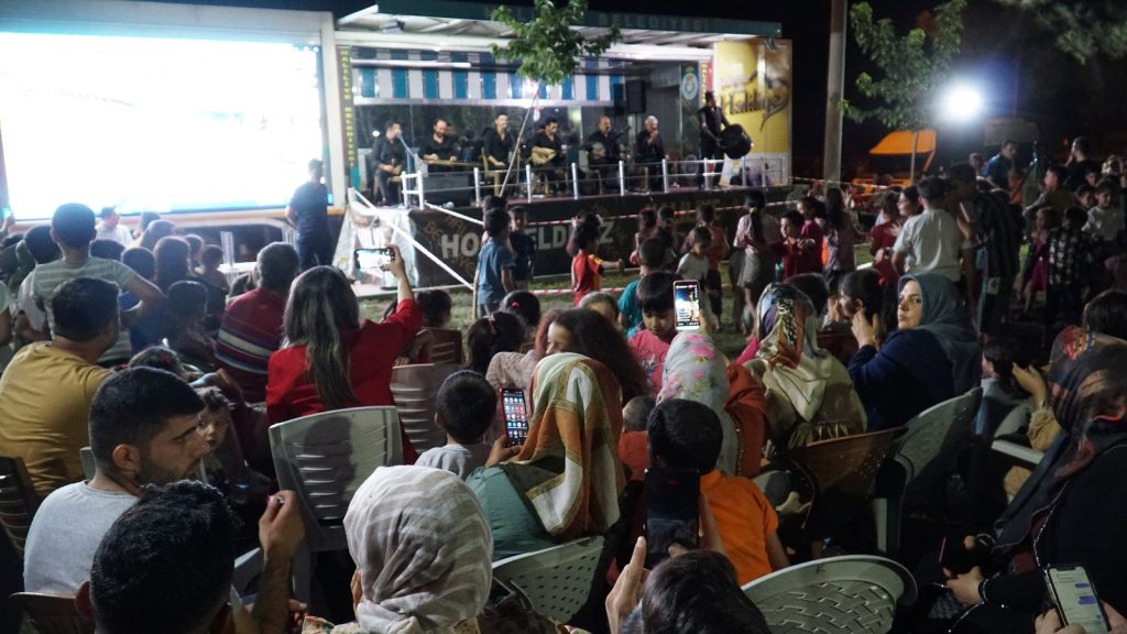 HALİLİYE’DE VATANDAŞLARDAN YAZ KONSERLERİNE YOĞUN İLGİ