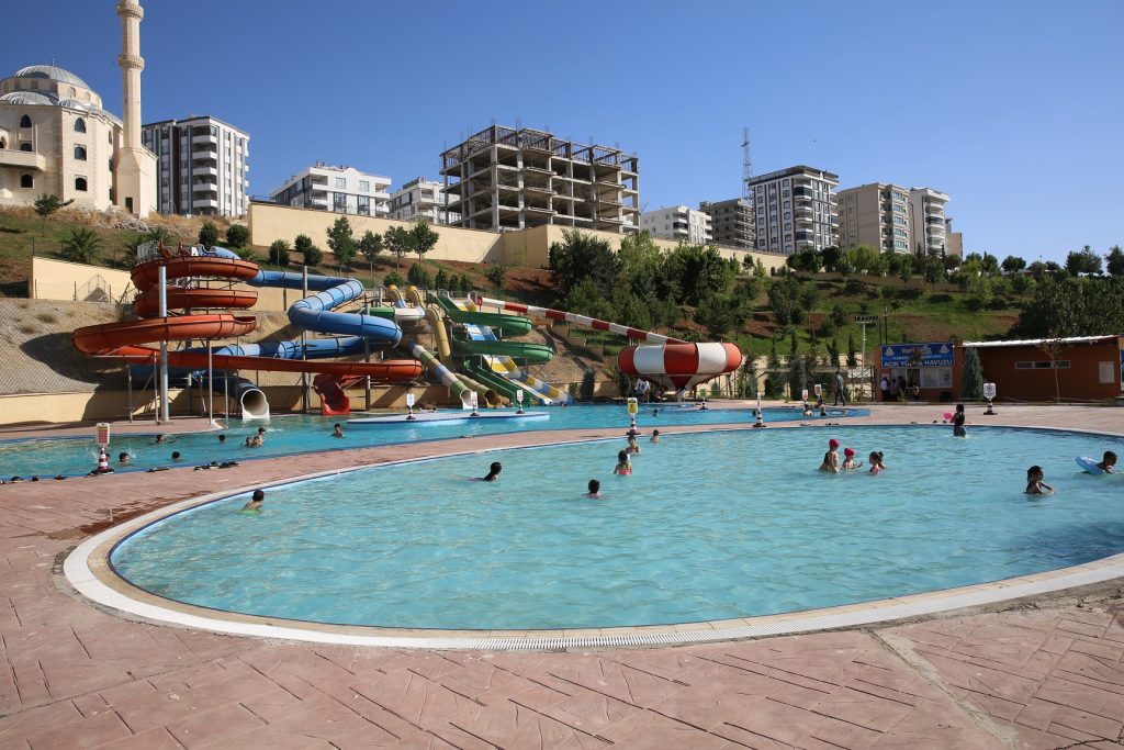 KARAKÖPRÜLÜ ÇOCUKLAR YAŞAM PARK HAVUZU’NDA SERİNLİYOR