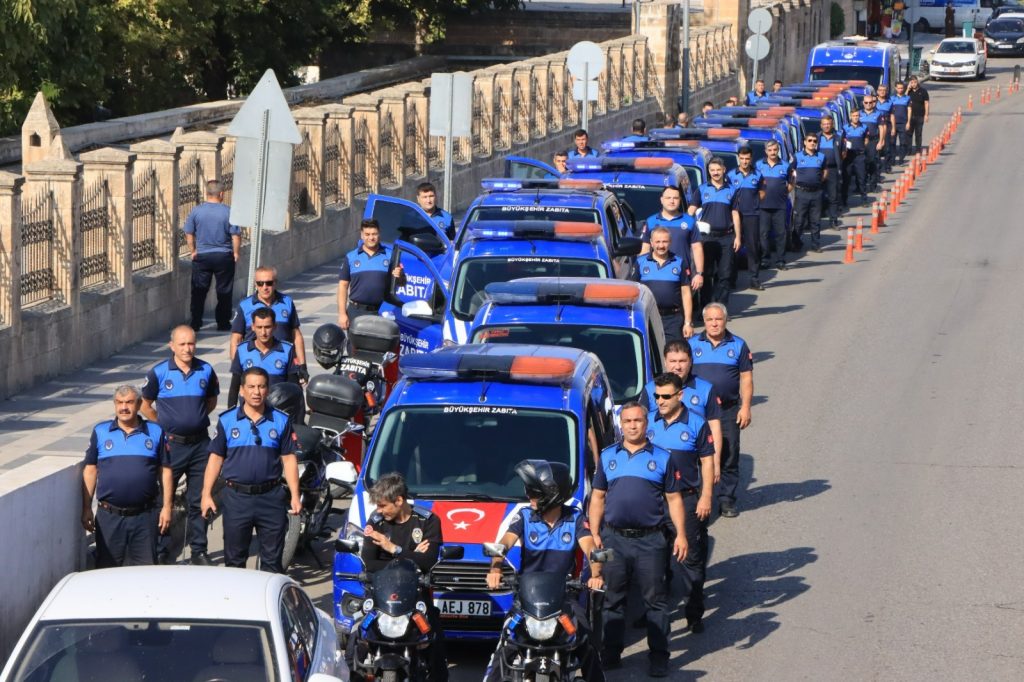 BÜYÜKŞEHİR ZABITASINDAN SİRENLER EŞLİĞİNDE ŞEHİR TURU