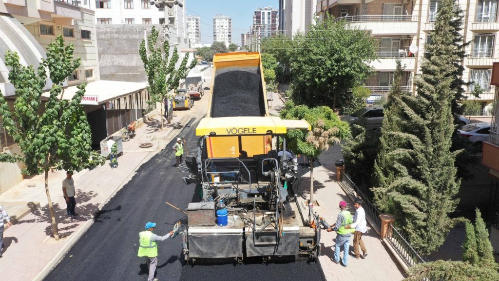 KARAKÖPRÜ’DE YOLLAR SICAK ASFALTLA YENİLENİYOR