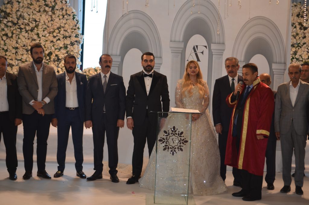 İzol ve Özdiker Ailesi”nin Görkemli Düğünü