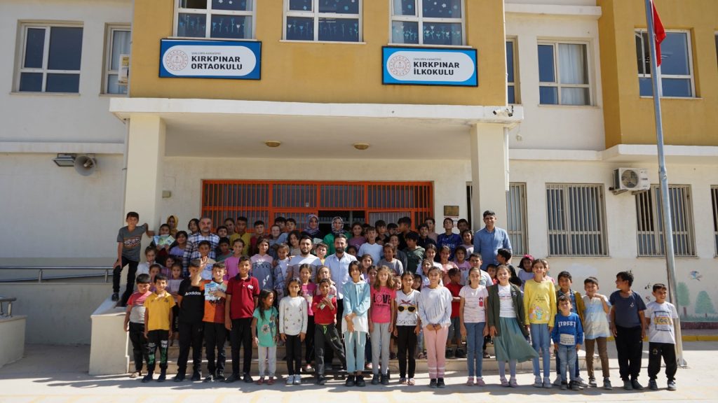 KARAKÖPRÜ KIRSALINDA ÇOCUKLAR GERİ DÖNÜŞÜMÜ ÖĞRENİYOR