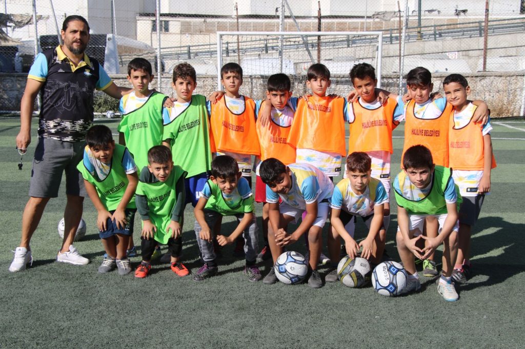 KARAKÖPRÜ’DE ÇOCUKLAR ÜCRETSİZ SPOR KURSLARIYLA HAYALLERİNE KOŞUYOR