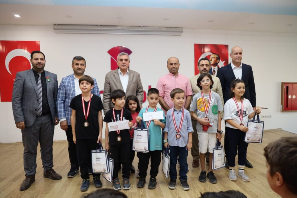 100″cü YIL SATRANÇ TURNUVASINDA DERECEYE GİRENLER ÖDÜLLERİNİ BAŞKAN BEYAZGÜL’DEN ALDI