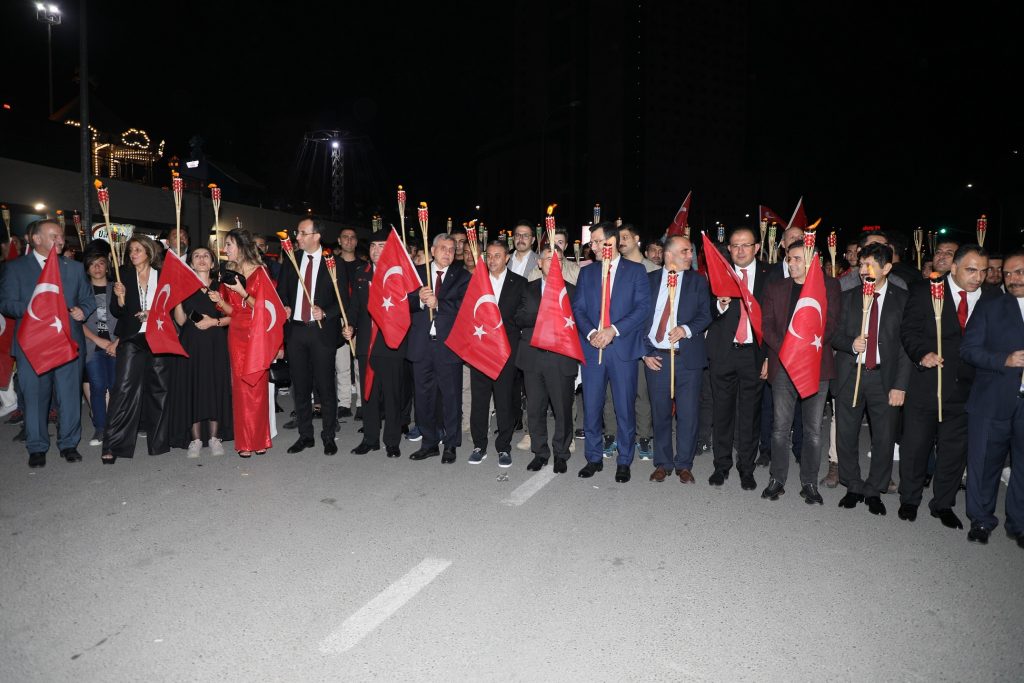 ŞANLIURFA’DA BİNLERCE KİŞİ SOKAKLARA İNDİ