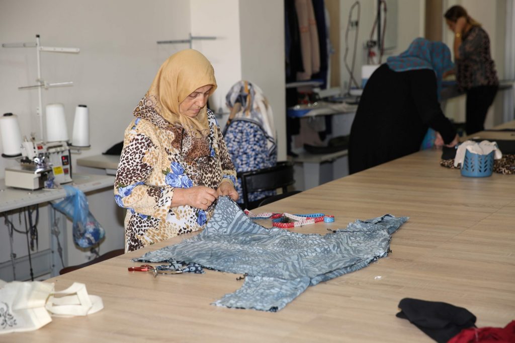 KARAKÖPRÜ’DE KADINLAR HEM ÖĞRENİYOR HEM KAZANIYOR