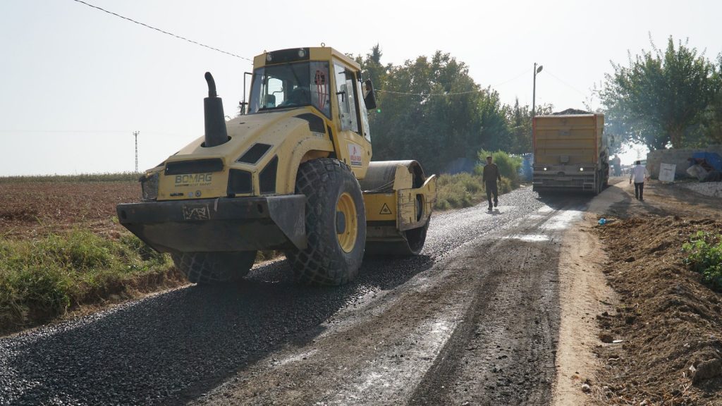 BAŞKAN CANPOLAT İLE HALİLİYE KIRSALINDAKİ YOLLAR ASFALTLA BULUŞUYOR
