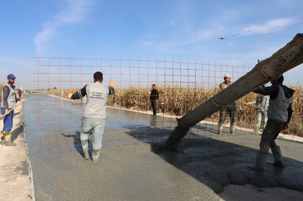 BÜYÜKŞEHİR İLE İLÇELER KONFORLU VE UZUN ÖMÜRLÜ YOLLARA KAVUŞUYOR