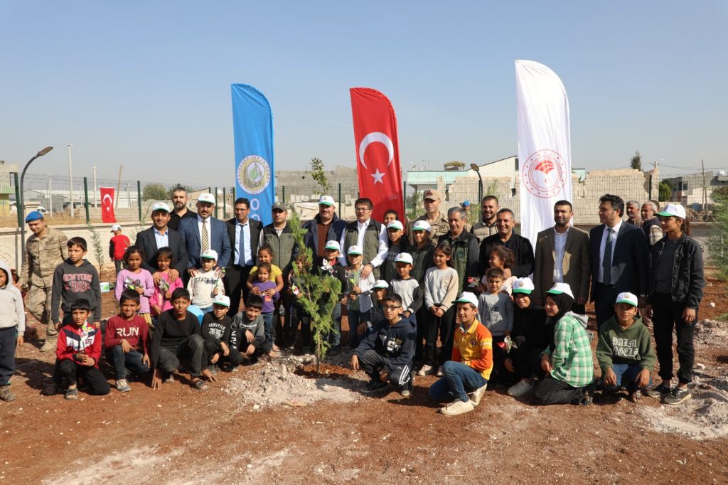 BAŞKAN EKİNCİ ÖĞRENCİLERLE BİRLİKTE FİDAN DİKTİ