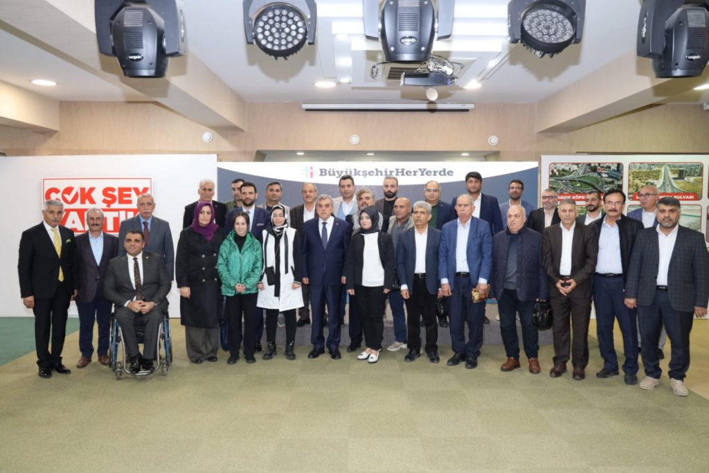 BAŞKAN BEYAZGÜL KÖŞE YAZARLARIYLA BİR ARAYA GELDİ