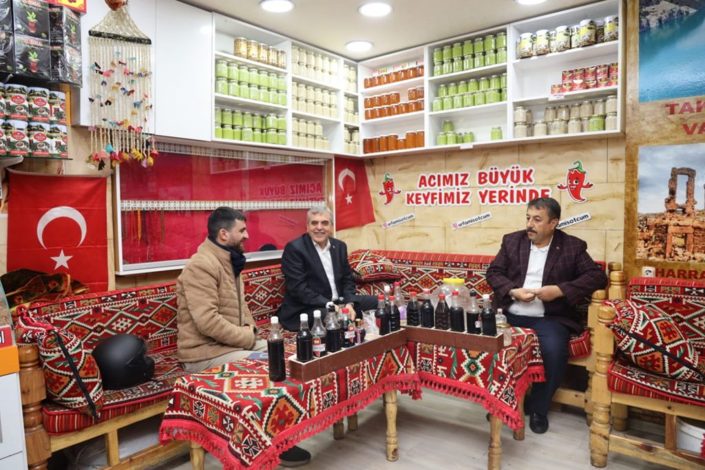 BAŞKAN BEYAZGÜL ESNAFLARIN YANINDA