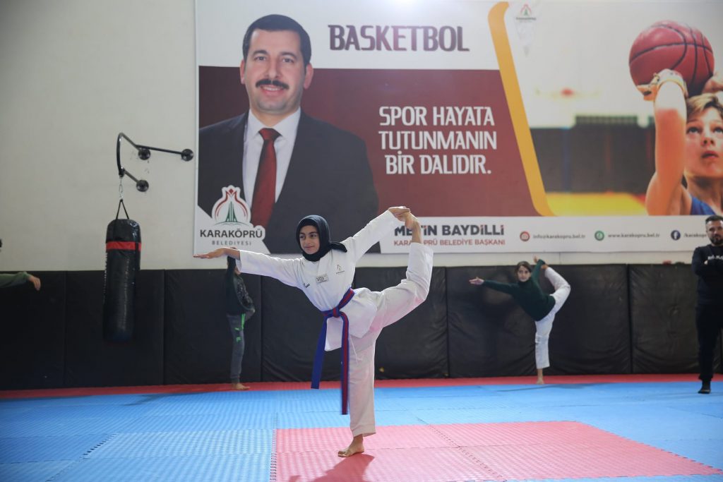 KARAKÖPRÜ’DE ÇOCUKLAR TEKVANDO ÖĞRENİYOR