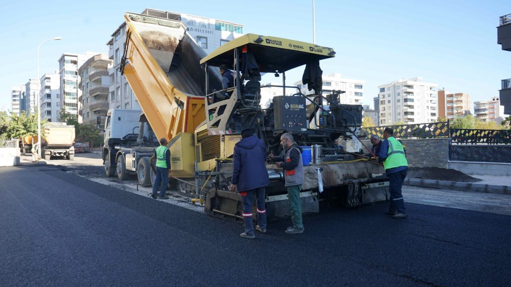 BAŞKAN BAYDİLLİ İLE KARAKÖPRÜ’DE YOLLAR SICAK ASFALTLA YENİLENİYOR