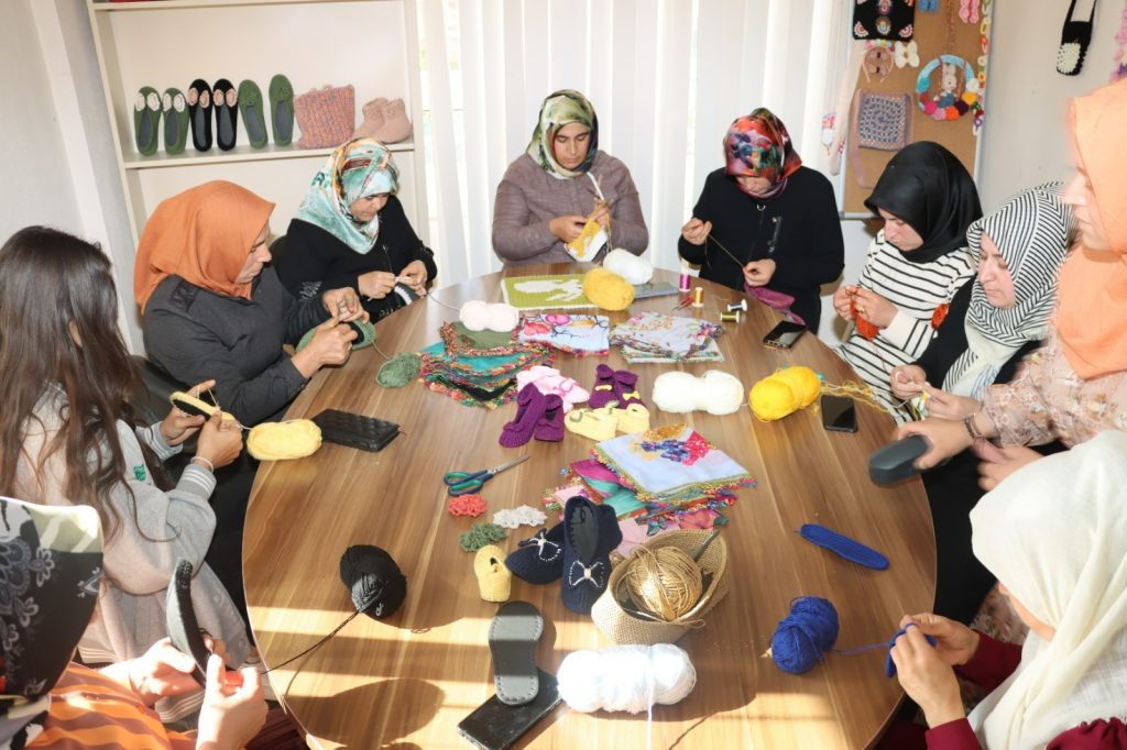 ANNELER KURSTA  ÇOCUKLAR KREŞTE