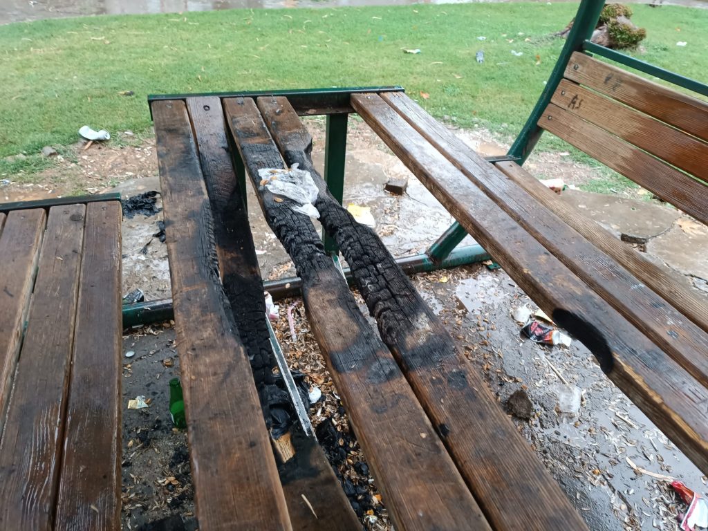 VİRANŞEHİR’DE TEPKİ ÇEKEN GÖRÜNTÜ! PARKTAKİ BANKI YANDIRDILAR