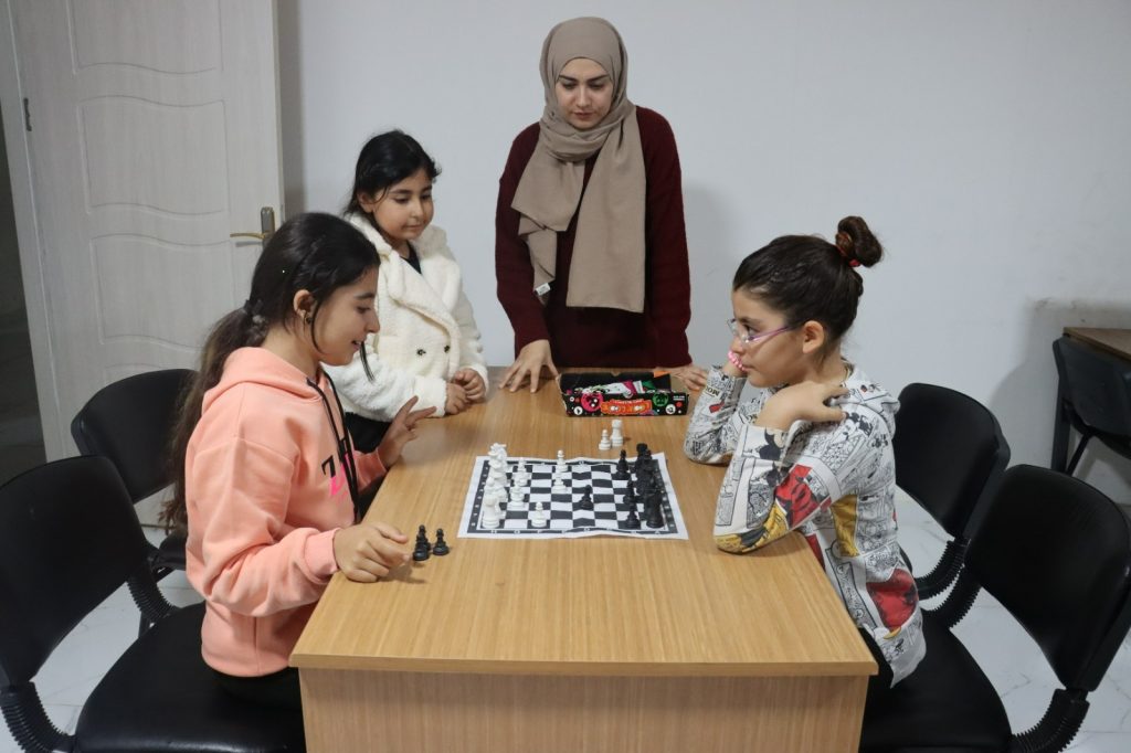 GENÇLİK MERKEZLERİNDE GENÇLER HEM DERS ÇALIŞIP HEM SANAT ÖĞRENİYOR
