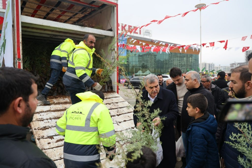 TARIM FUARI’NDA 100 BİN FİDAN DAĞITILDI