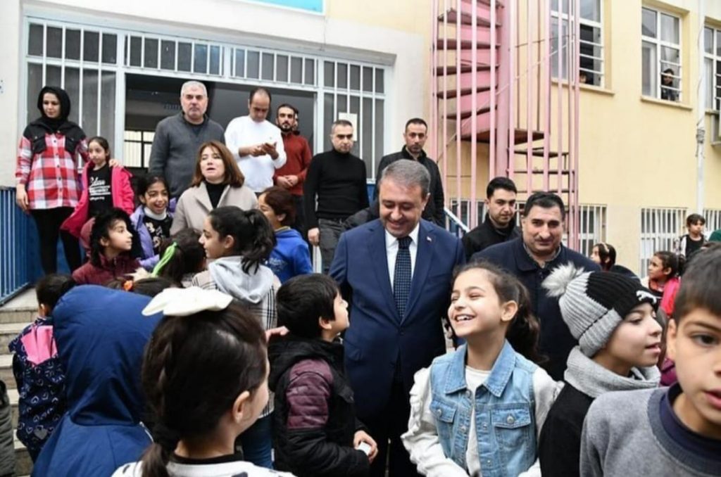 VALİ ŞILDAK’TAN HABERSİZ OKUL ZİYARETİ