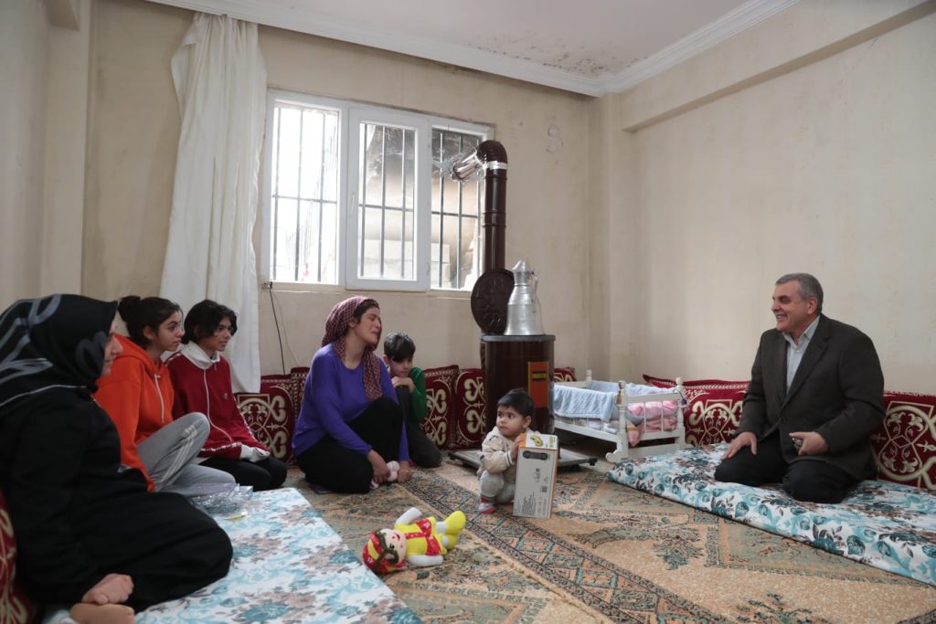 BAŞKAN BEYAZGÜL HANE ZİYARETLERİYLE YÜZLERİ GÜLDÜRÜYOR