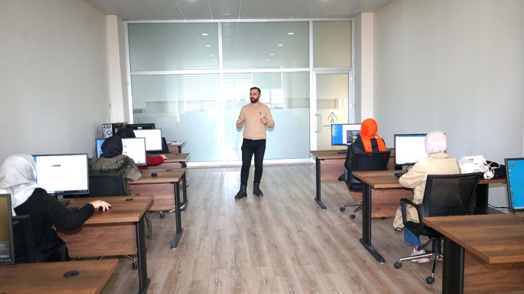 KARAKÖPRÜ’DE KADINLAR TEMEL BİLGİSAYAR EĞİTİMİ ALIYOR