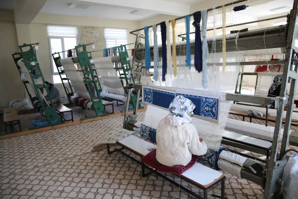 KARAKÖPRÜ KIRSALINDA KADINLAR ZAMANINI EL EMEĞİ HALILAR DOKUYARAK DEĞERLENDİRİYOR