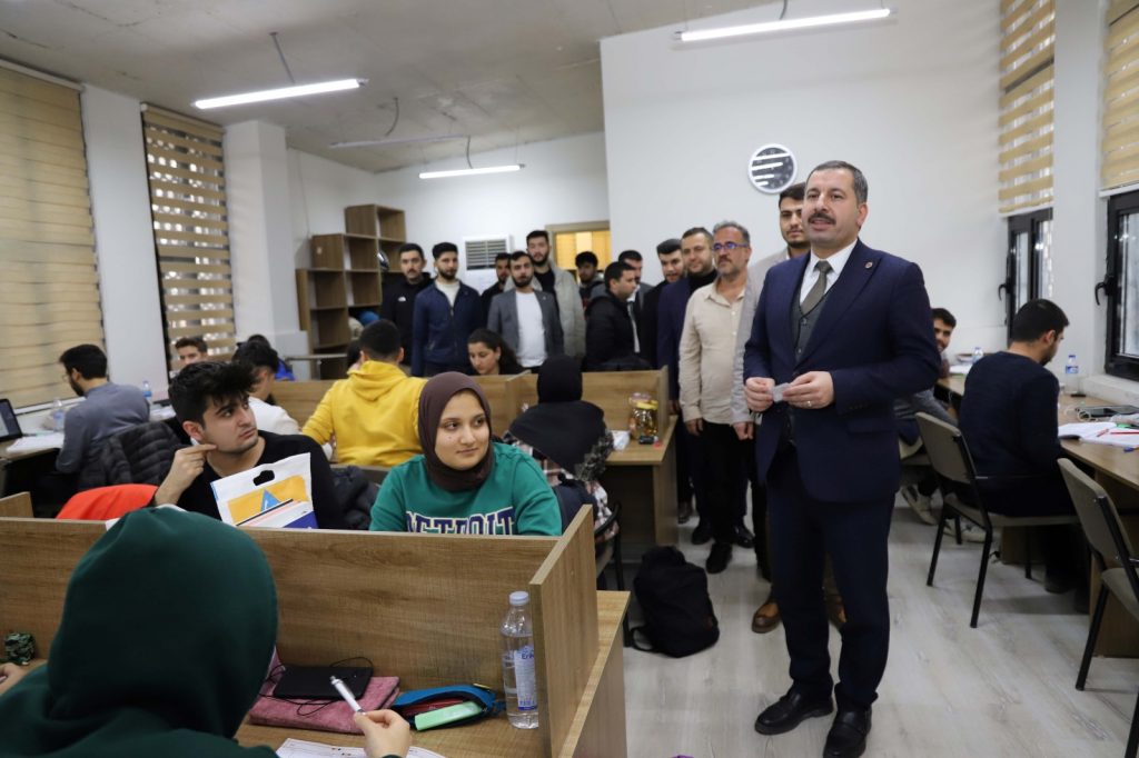 BAŞKAN BAYDİLLİ’DEN ÜNİVERSİTEYE HAZIRLANAN ÖĞRENCİLERE EĞİTİM DESTEĞİ