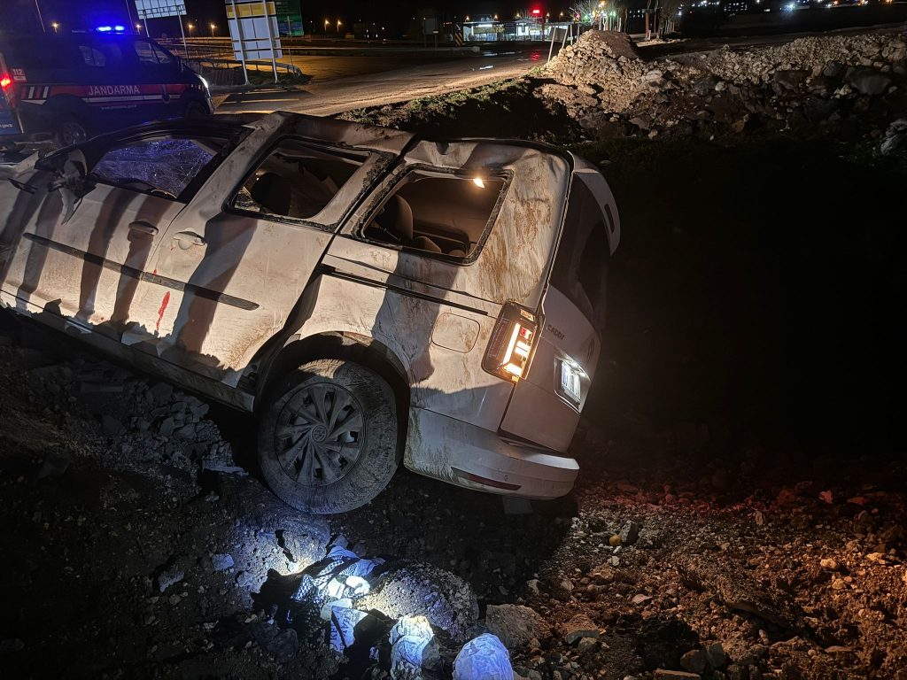 Son Dakika:Otomobil Şarampole uçtu: 3 yaralı