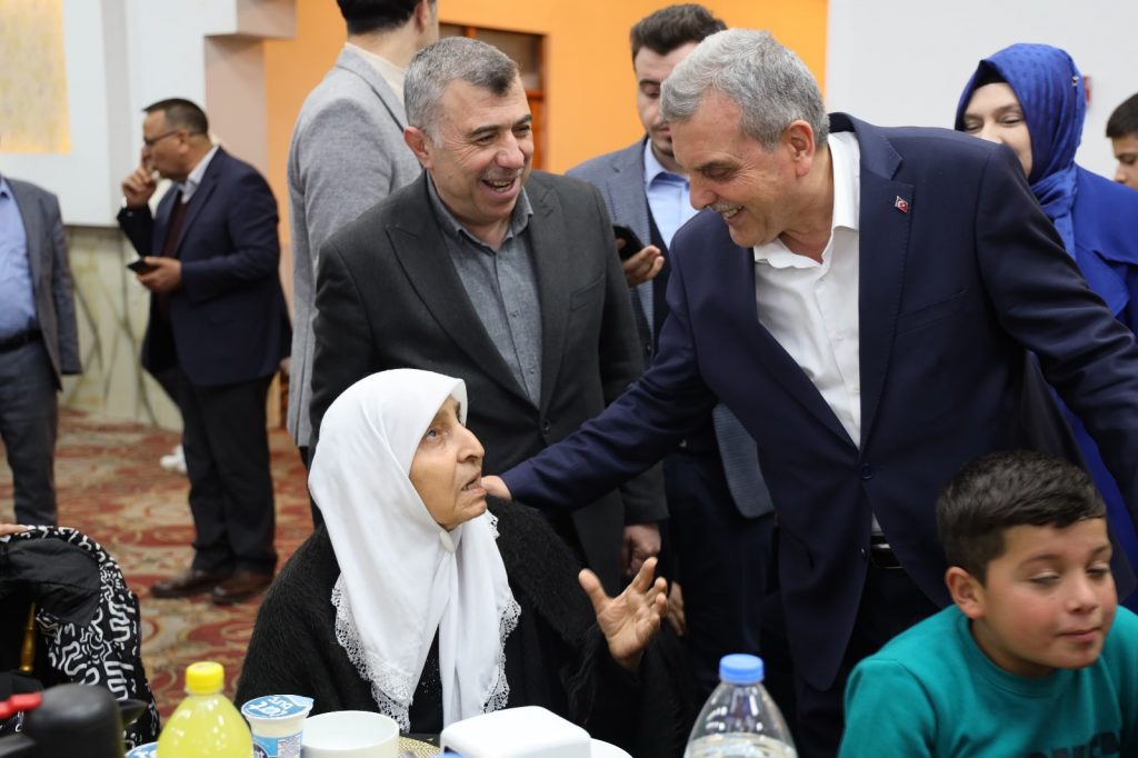 BAŞKAN BEYAZGÜL HANELERİNE MİSAFİR OLDUĞU VATANDAŞLARLA İFTAR SOFRASINDA BULUŞTU