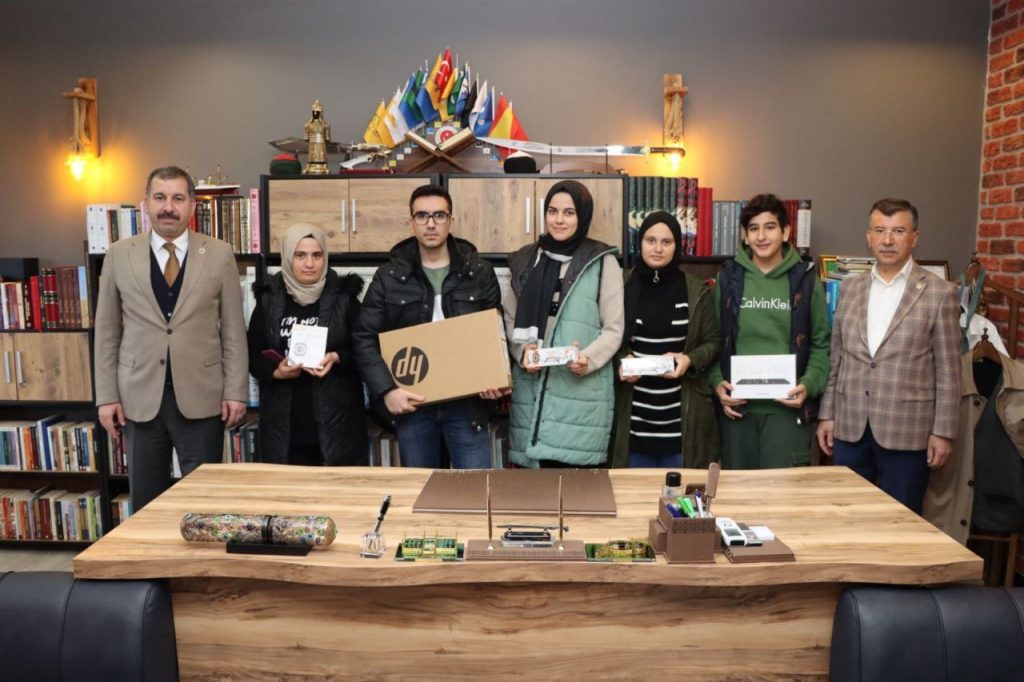 BAŞKAN BAYDİLLİ’DEN ONLİNE SINAVDA BAŞARILI OLAN ÖĞRENCİLERE ÖDÜL