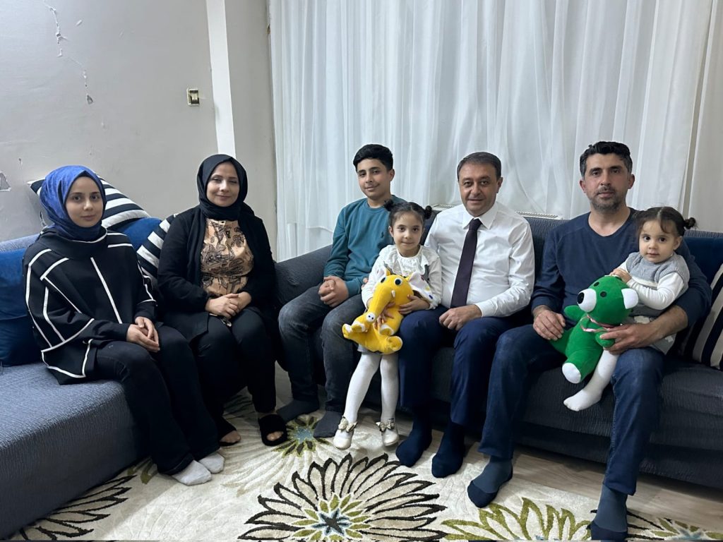 VALİ ŞILDAK, HANE ZİYARETLERİNİ SÜRDÜRÜYOR