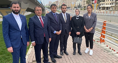 CHP Heyeti Abide Kavşağına Karanfiller Bıraktı