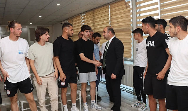 Başkan Nihat Çiftçi Karaköprü Belediyespor’u Ziyaret Etti