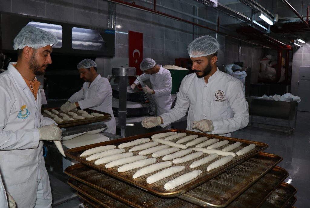 HALİLİYE BELEDİYESİ, ÜRETTİĞİ EKMEKLERİ SOFRALARA ULAŞTIRIYOR