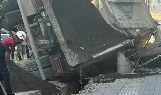 Urfa’da kamyon devrildi! Elektrik direğini de kırdı!