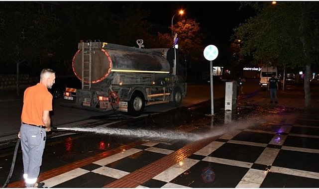 Siverek Belediyesi kentin cadde ve kaldırımlarını temizleyerek sabaha hazırlıyor