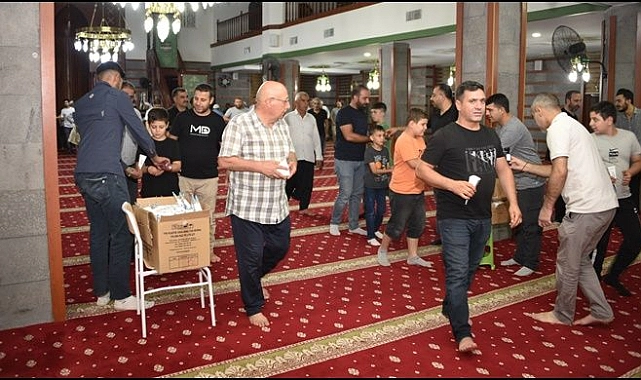 Siverek Belediyesi vatandaşlara akide şekeri ve lokum külahı dağıttı