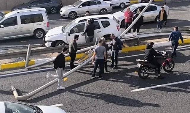 Urfa’da otomobil aydınlatma direğine çarptı!