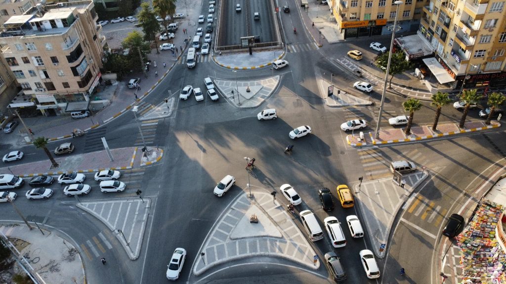 UÇAKSAVAR KAVŞAĞINDA TRAFİK RAHATLATILDI: VATANDAŞLAR MEMNUN