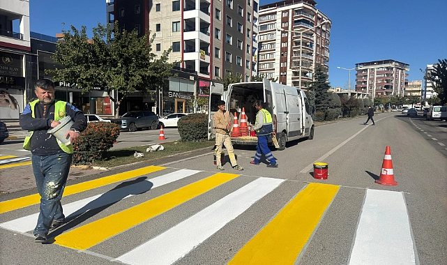Şanlıurfa’da Trafik Güvenliği İçin Yaya Geçidi Ve Kasis Boyama Çalışmaları Sürüyor