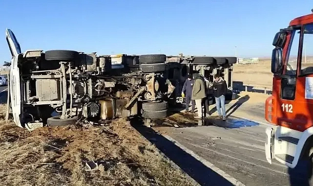 Urfa’da tır devrildi!