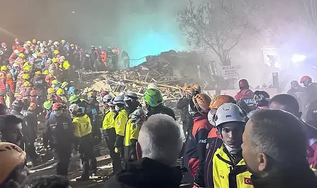 Bina çökmüştü! Yerlikaya: Duamız, diğer 2 kişiye de sağ salim ulaşmak!