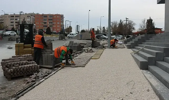 Büyükşehir parke taşı çalışmalarını sürdürüyor